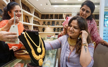 Gold ने ऑल टाइम हाई के साथ कर दिया ये उलटफेर, चांदी हुई ₹2500 प्रति किलो महंगी, जानें रेट