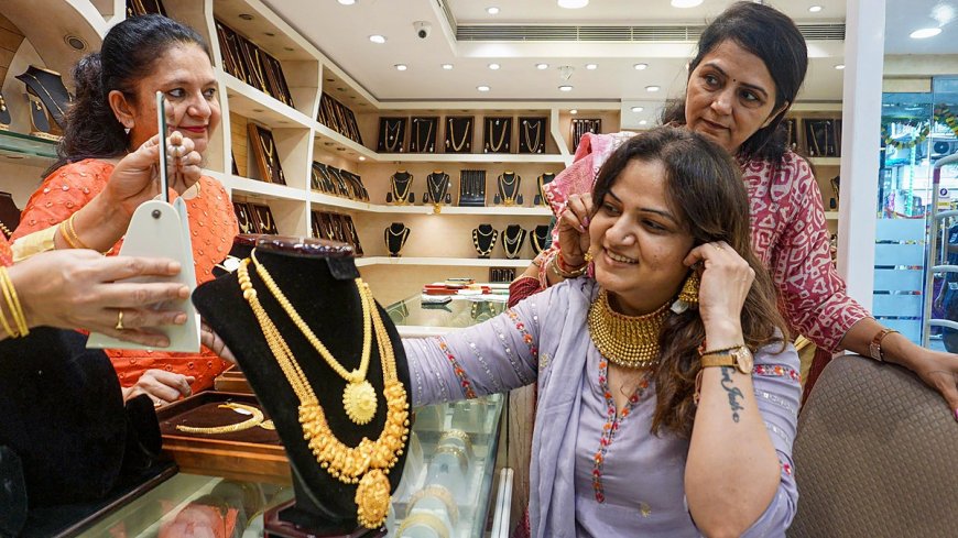 Gold ने ऑल टाइम हाई के साथ कर दिया ये उलटफेर, चांदी हुई ₹2500 प्रति किलो महंगी, जानें रेट